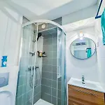 2 Personnes Proche Du Port *