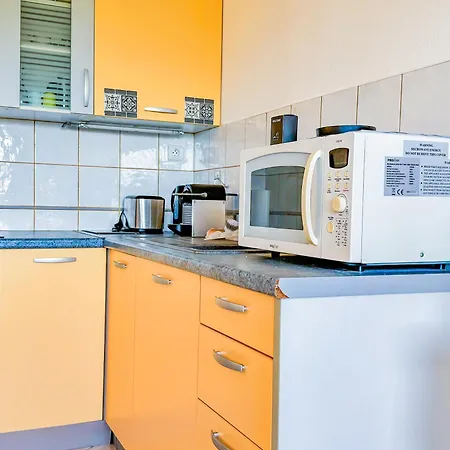 2 Personnes Proche Du Port