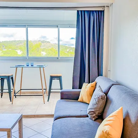 2 Personnes Proche Du Port *