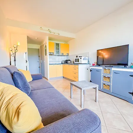 2 Personnes Proche Du Port